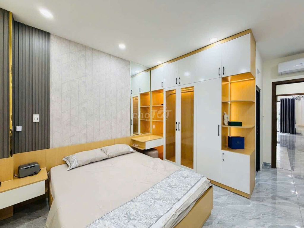Rent a 1 st floor 5th floor bedroom 5 toilets with coal in it