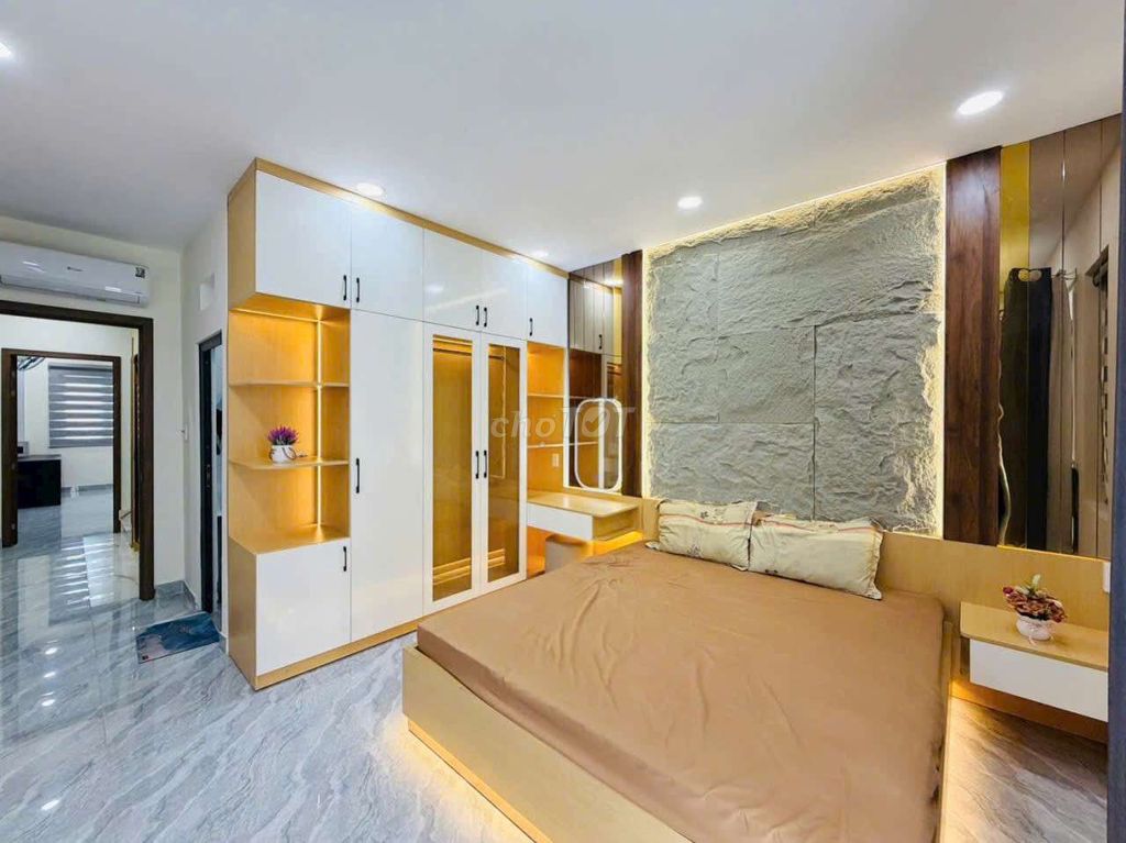 Rent a 1 st floor 5th floor bedroom 5 toilets with coal in it