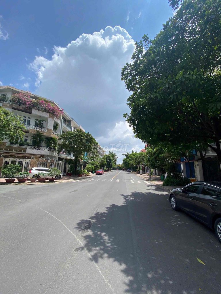 His villa was blue 6 A - 8 x 20 M - 4 floors - 7 bedroom 9 toilets - full interior - 40 million