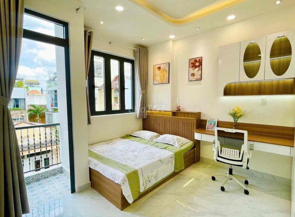 The alleyhouse is full of furniture. Three four bedrooms, four toilets. Right.