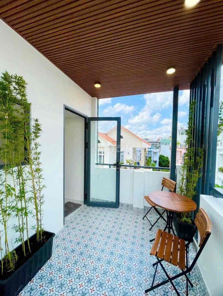 The alleyhouse is full of furniture. Three four bedrooms, four toilets. Right.