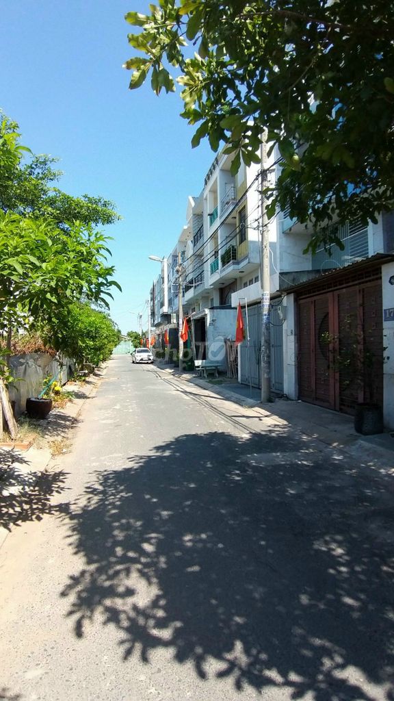 Rent a three-story KDC an sương 4 x 20 meters at 15 million a month.