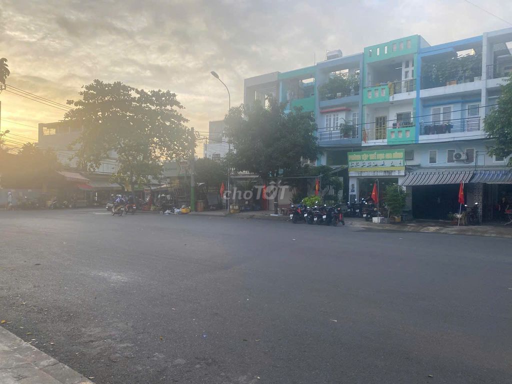 Rent a three-story KDC an sương 4 x 20 meters at 15 million a month.