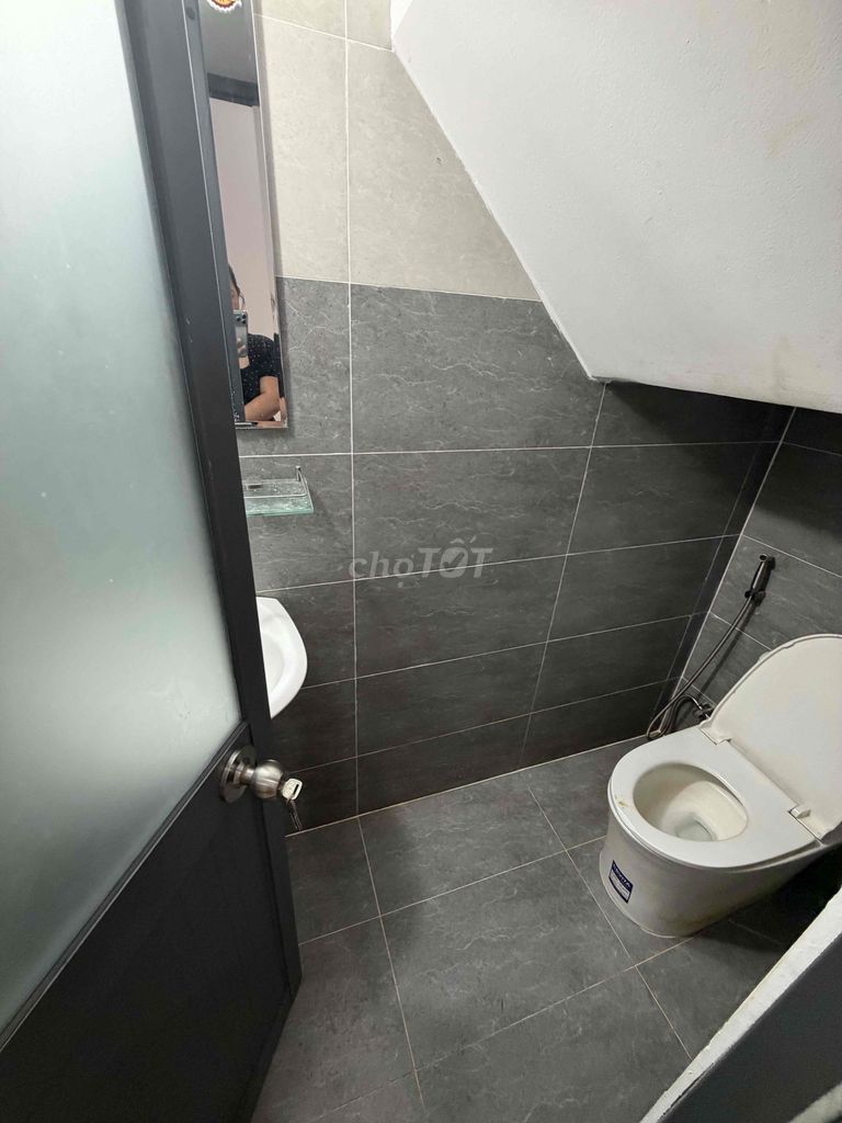 Phan Xích Long Motorway is 3.3 x 10.5 meters 2 4th floor bedroom 3 toilets