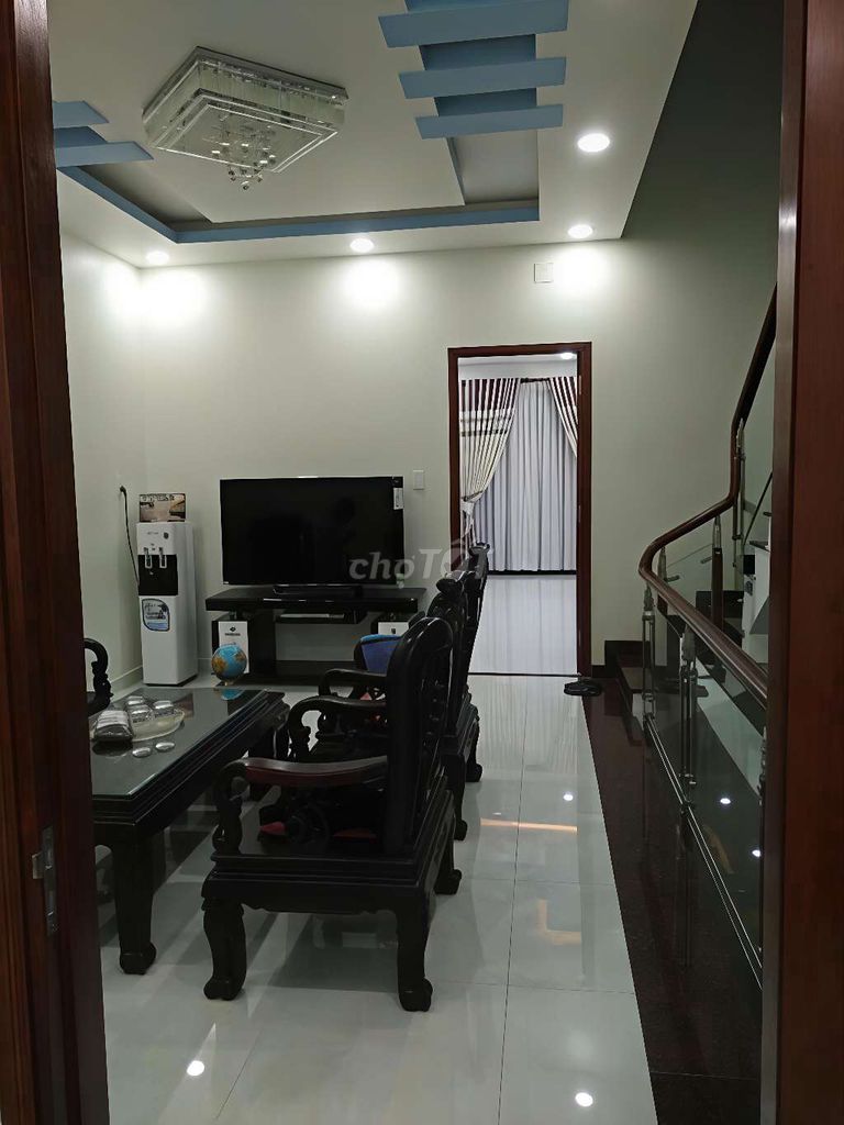 First floor, third floor, six bedroom, empty ground all the time. which is also tycty