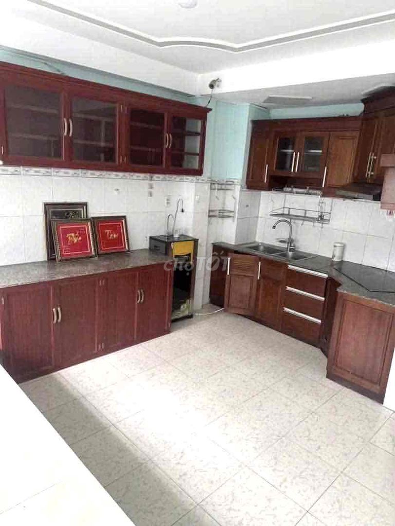 Two floors to the roof. Three bedrooms. Two toilets near you.