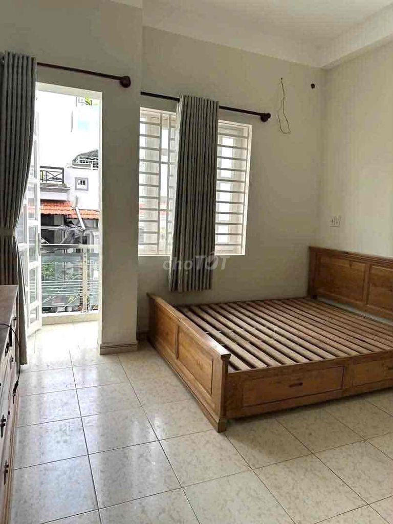 Two floors to the roof. Three bedrooms. Two toilets near you.