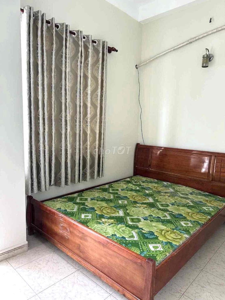 Two floors to the roof. Three bedrooms. Two toilets near you.