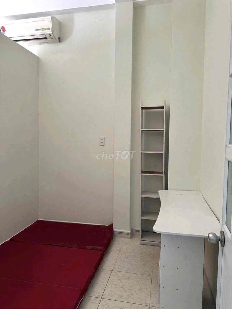 Two floors to the roof. Three bedrooms. Two toilets near you.