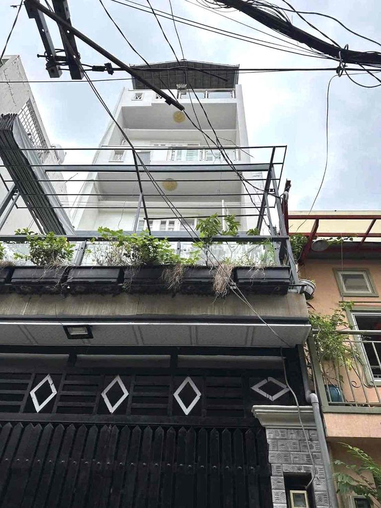 Two floors to the roof. Three bedrooms. Two toilets near you.