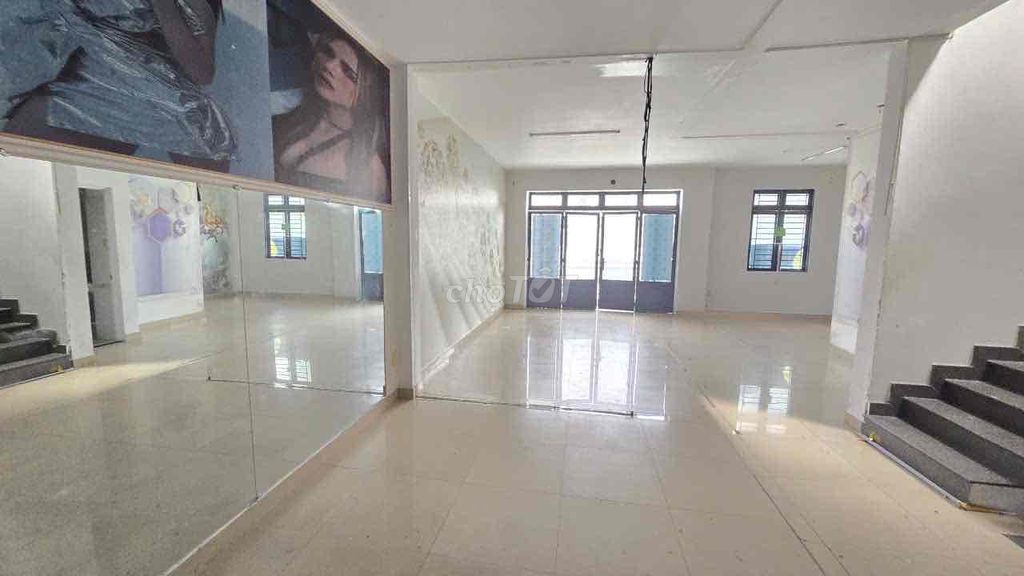 Rent a Nguyễn Hữu Dật-Tây Thạnh villa.