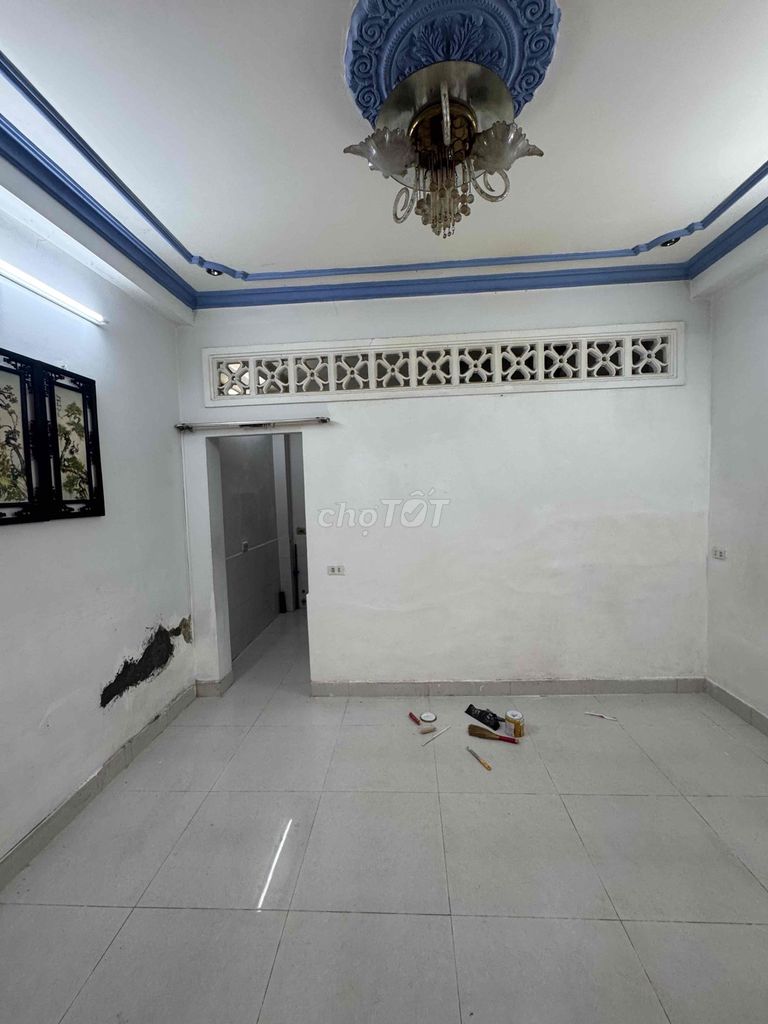Rent an apartment. It's on Nguyễn Văn Khối.