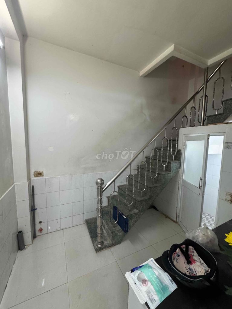 Rent an apartment. It's on Nguyễn Văn Khối.