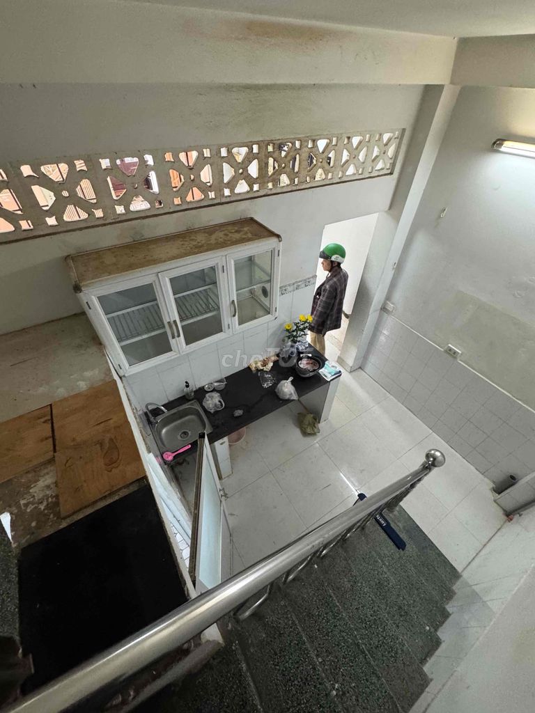 Rent an apartment. It's on Nguyễn Văn Khối.
