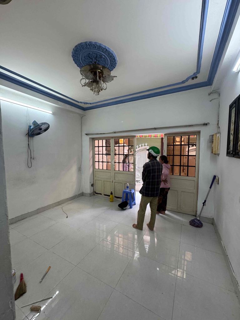 Rent an apartment. It's on Nguyễn Văn Khối.