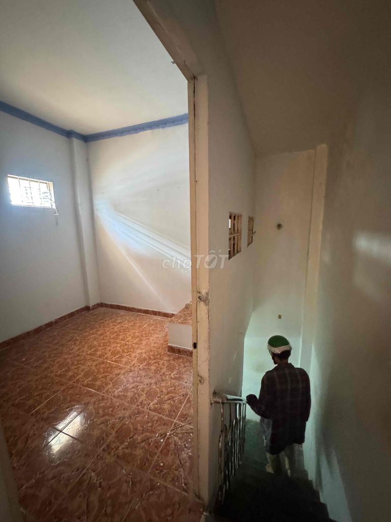 Rent an apartment. It's on Nguyễn Văn Khối.