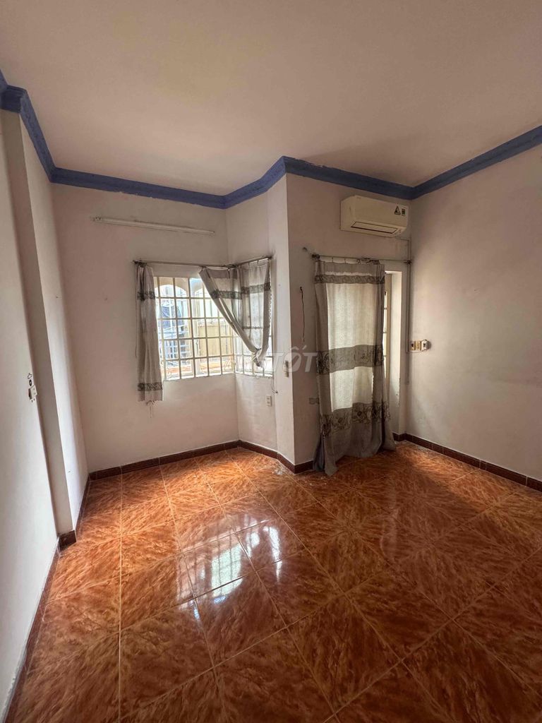 Rent an apartment. It's on Nguyễn Văn Khối.
