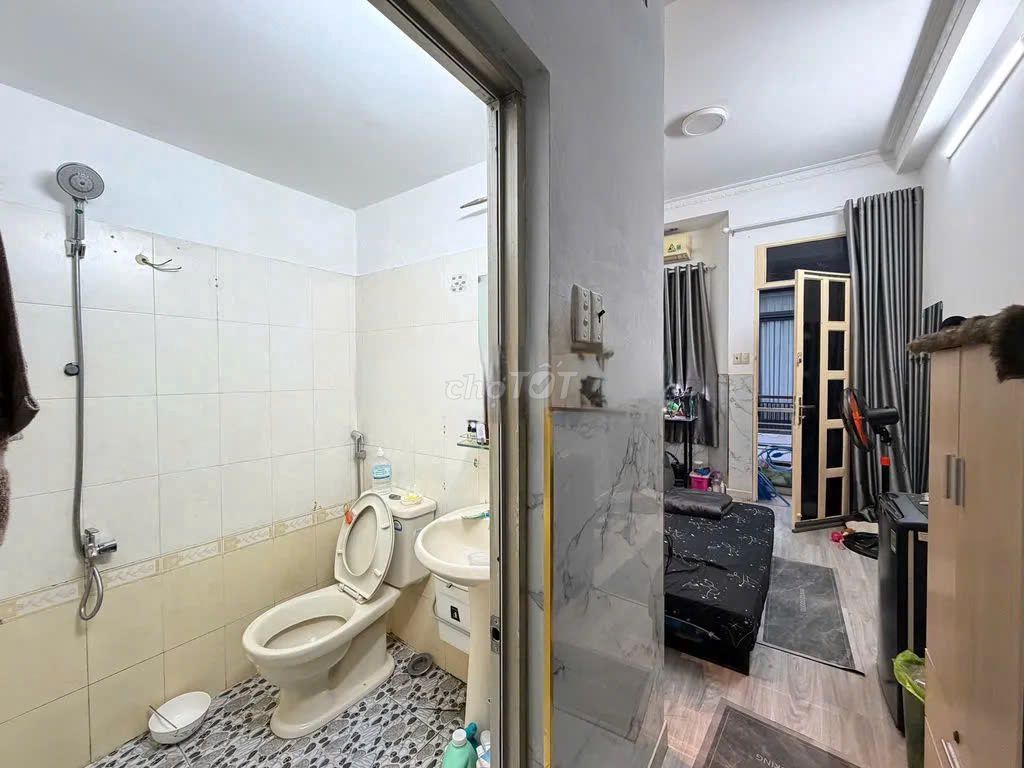 Rent the original three bedrooms, three Nguyễn Tiểu La toilets, 10th District, 1 st. 2nd floor.