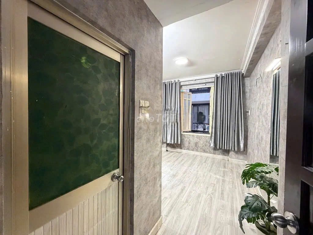 Rent the original three bedrooms, three Nguyễn Tiểu La toilets, 10th District, 1 st. 2nd floor.