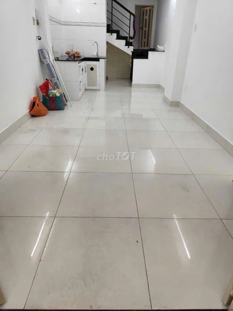 Rent the original three bedrooms, three Nguyễn Tiểu La toilets, 10th District, 1 st. 2nd floor.