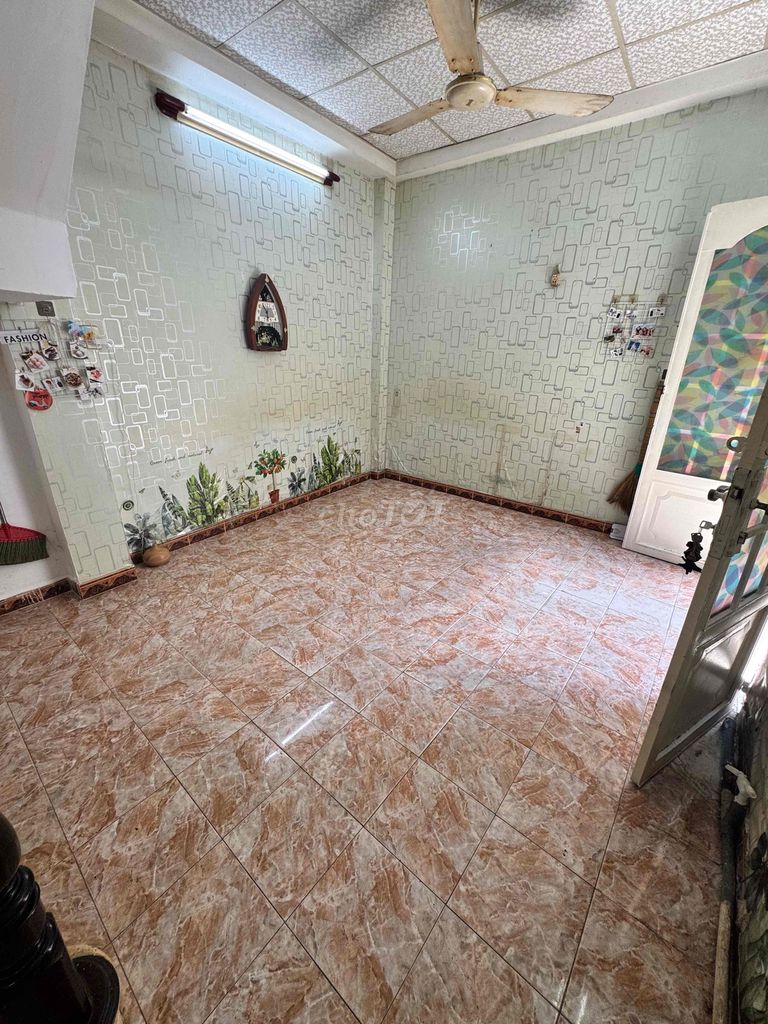 We'll have two rooms. Two rooms only 7 million Tân Phús available.