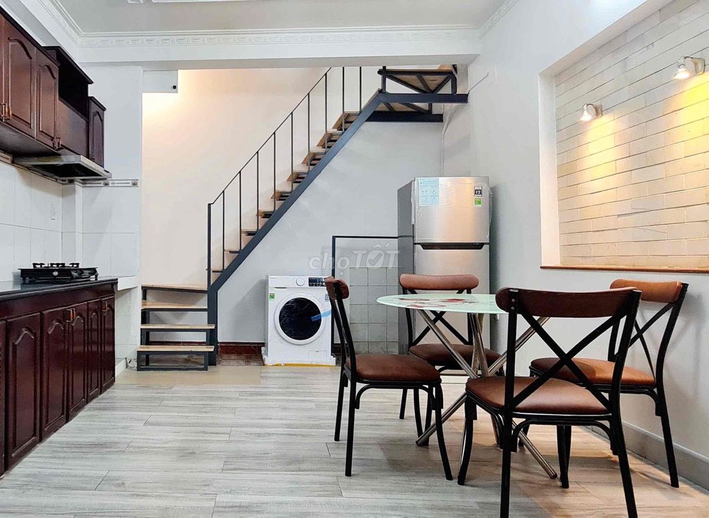 It's the owner who rents the whole place. First floor, Phan Xích Long.