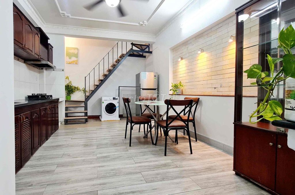 It's the owner who rents the whole place. First floor, Phan Xích Long.