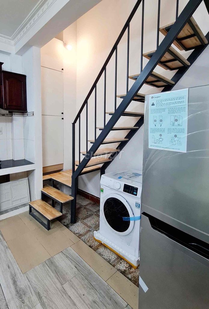 It's the owner who rents the whole place. First floor, Phan Xích Long.