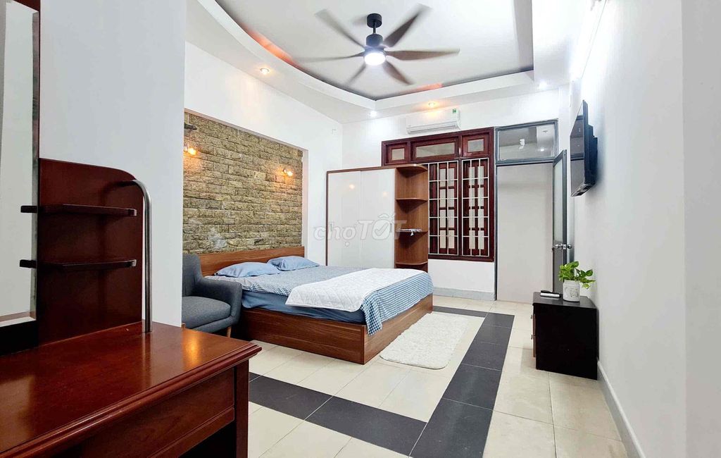 It's the owner who rents the whole place. First floor, Phan Xích Long.