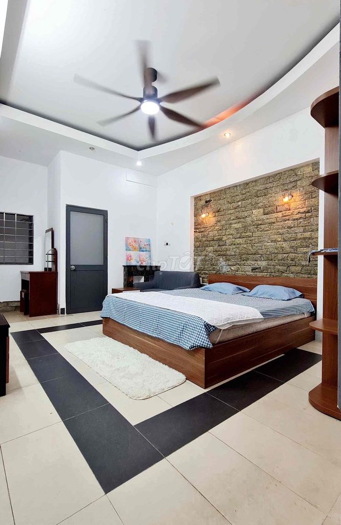 It's the owner who rents the whole place. First floor, Phan Xích Long.