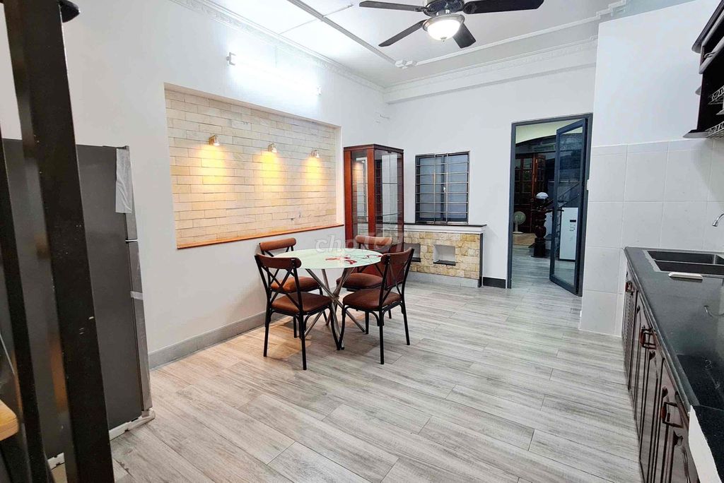 It's the owner who rents the whole place. First floor, Phan Xích Long.