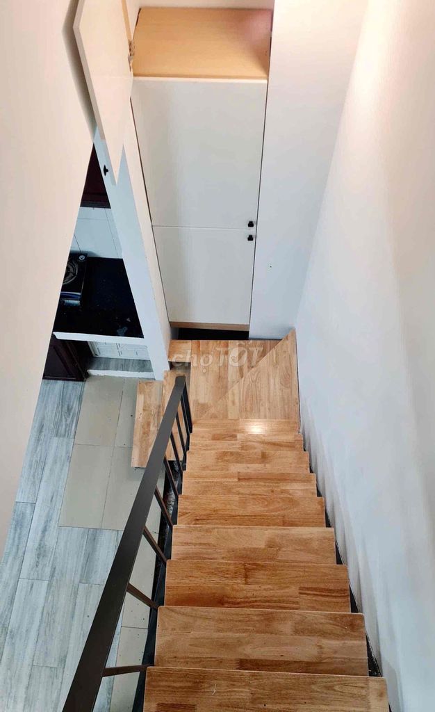 The original building is 1 st floor -50 M2 - full interior - right at Phan Xích Long