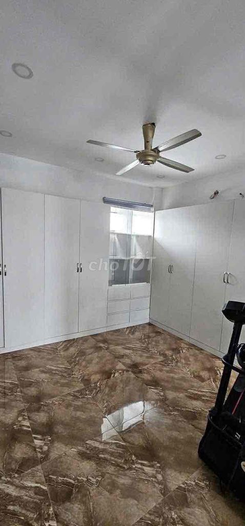The two-story five-way bedroom has Tam Đa, District 9 air conditioning.