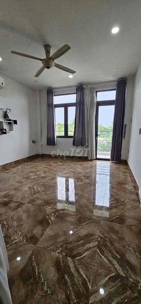 The two-story five-way bedroom has Tam Đa, District 9 air conditioning.