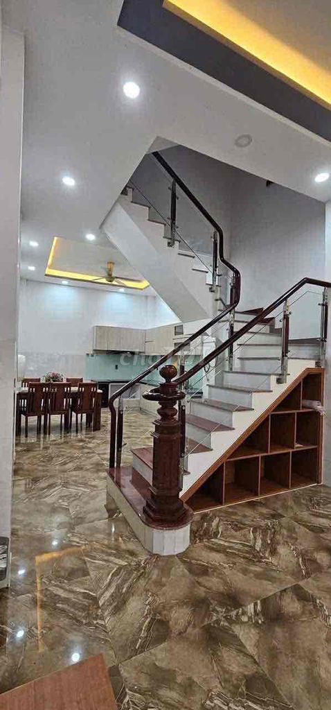 The two-story five-way bedroom has Tam Đa, District 9 air conditioning.