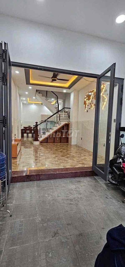 The two-story five-way bedroom has Tam Đa, District 9 air conditioning.