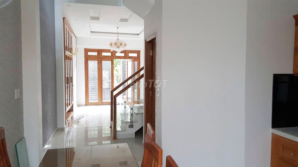 Rent a three-story apartment, nice, Lê Thị Riêng truck alley. Thới An District 12