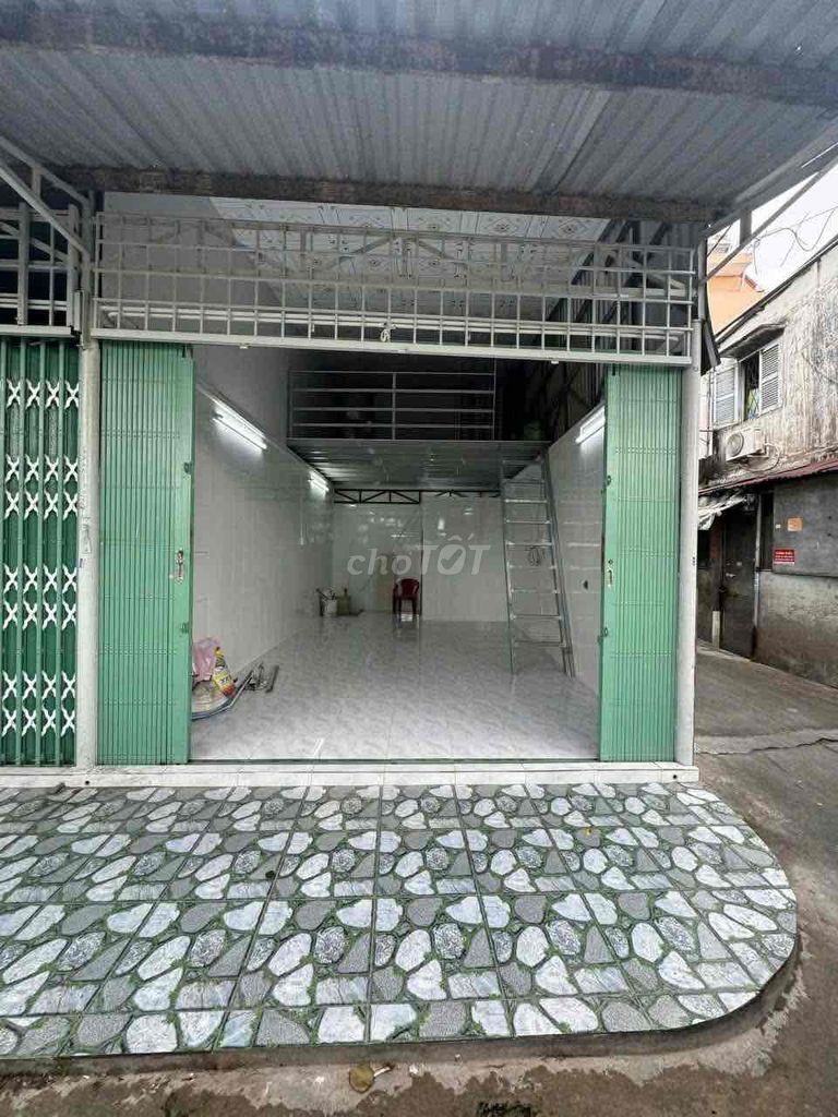 4 meters long 4 meters long, 36 meters dead, District 8 station.