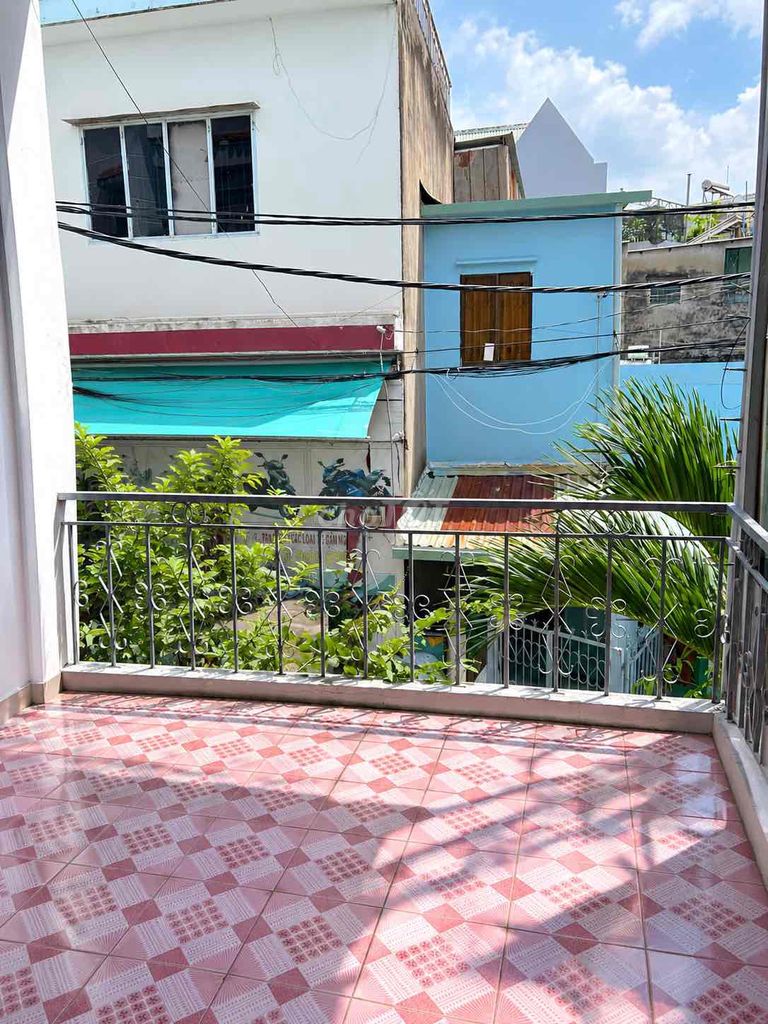 Two-story alleyway. Two bedrooms. Three-and-a-half x-10th floor.