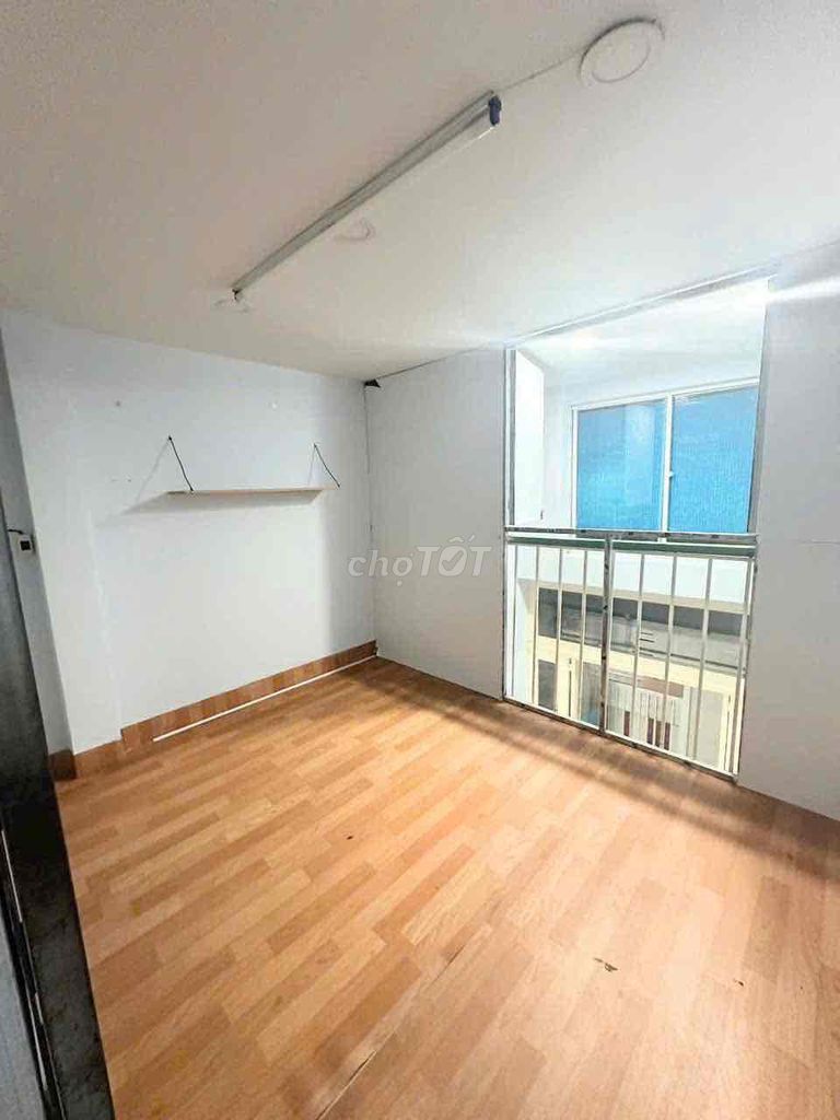 Two-story landing has three bedrooms. Three toilets at the airport. Six-eight million refrigerators.
