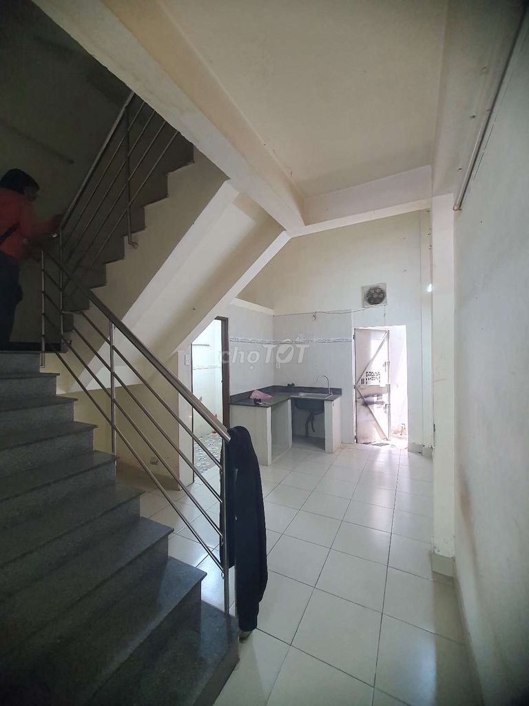 The rent for the Dragon family business, 4 x 15 meters 3 floors, 22 million