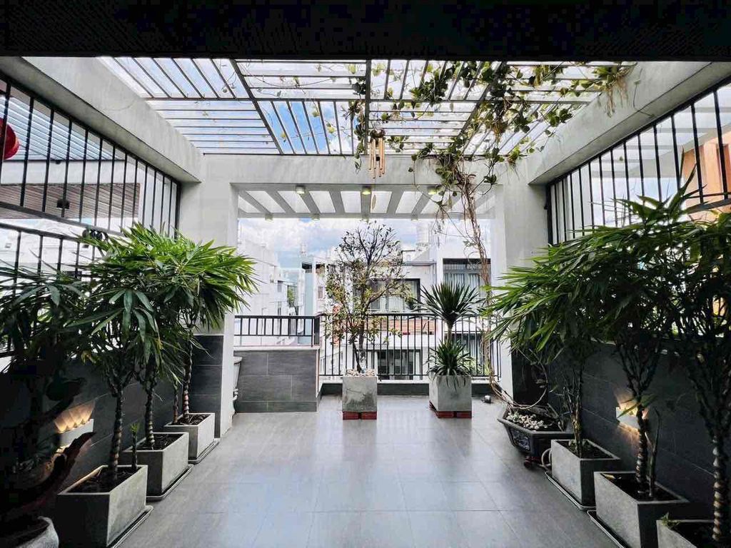 Renting a nice 4 x 18 house for 28 million