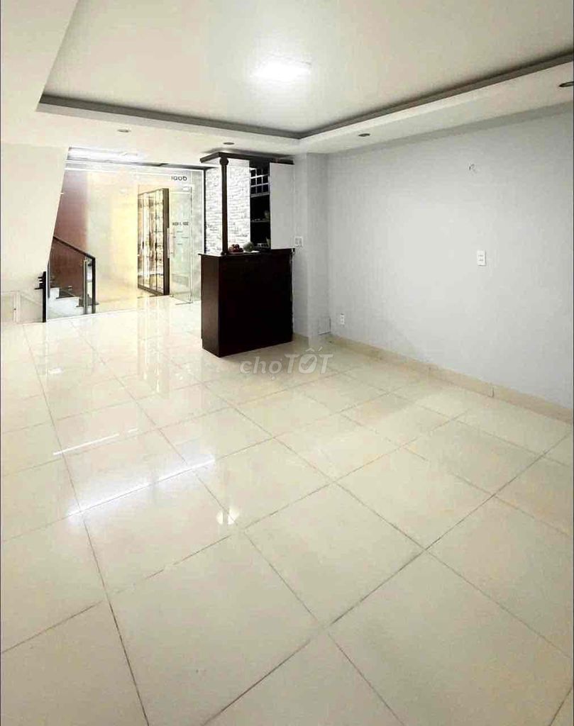 Rent a new store 4th floor 7 bedroom 7 toilets