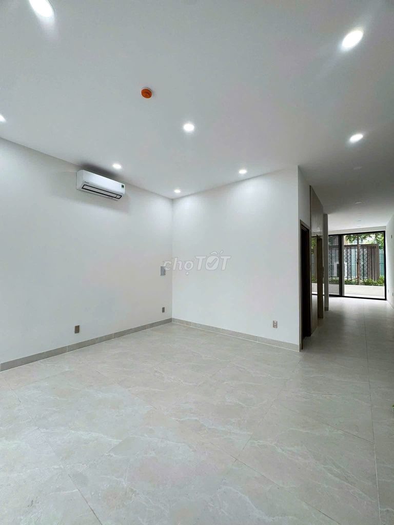 Rent the entire soho street house full office furniture from 4 million-40 million.