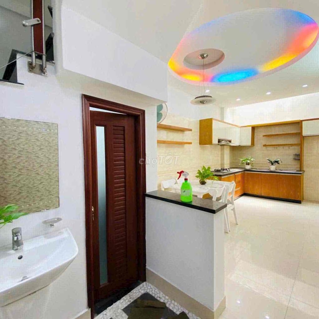 Rent a three-story set of four bedrooms, Phạm Văn Chiêu.11 million.