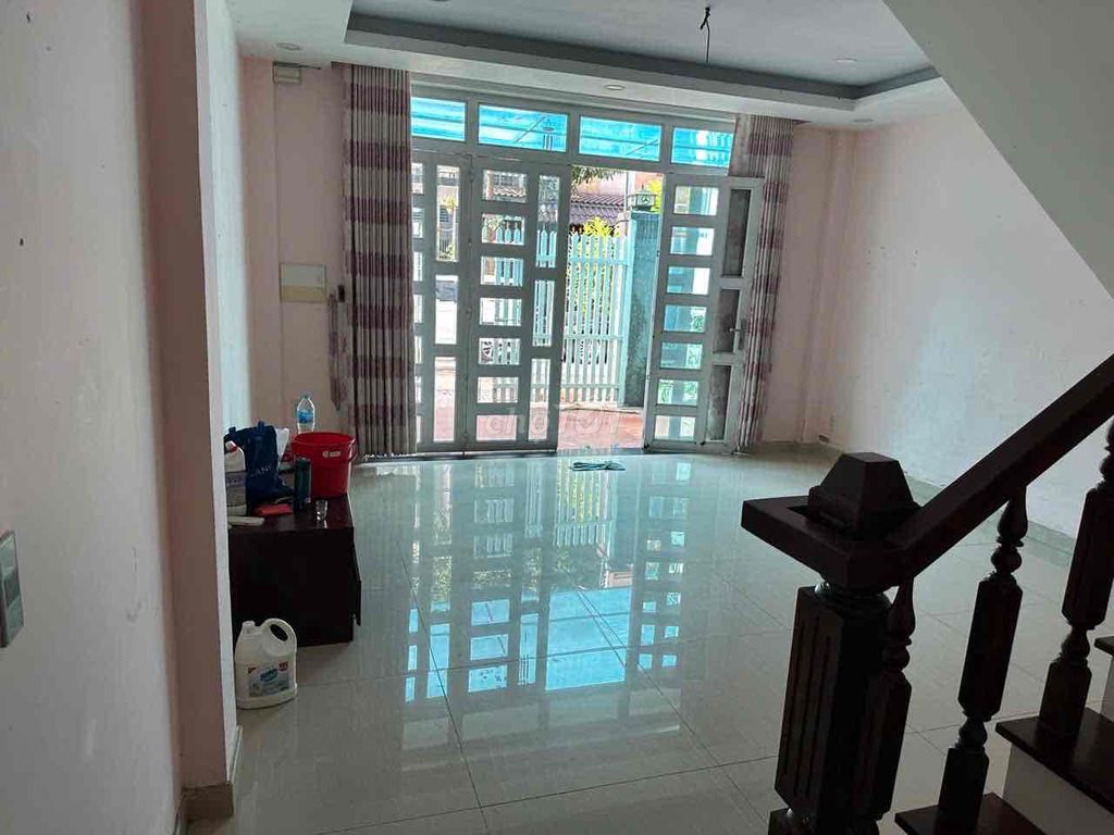 Rent 5-15 meters of compoud, 2nd floor 12 million a month.