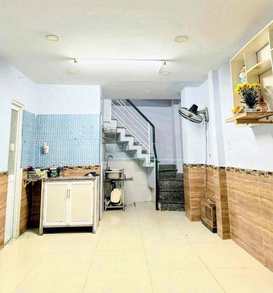 Vp Nguyễn Văn Công.650 million 3rd floor bedrooms, they're down to two floors of two bedrooms.