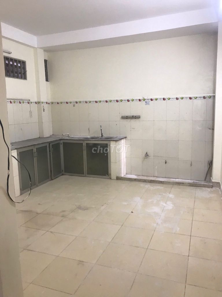 Nice house! 6 meters of oil, 4 x 15 meters, 4 plates, 4 bedrooms, 5 toilets