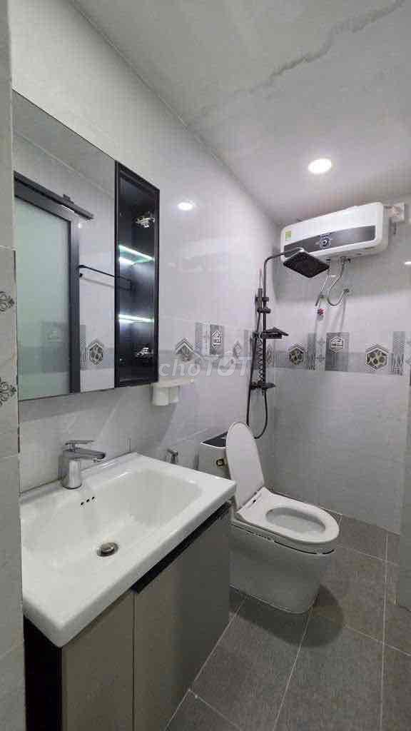 3 floors to Nguyễn Thị Minh Khai secure District 3.