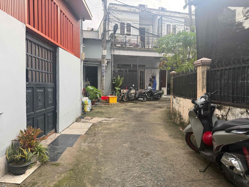 Rent an alley house. 4x25. You can do the factory or stay.